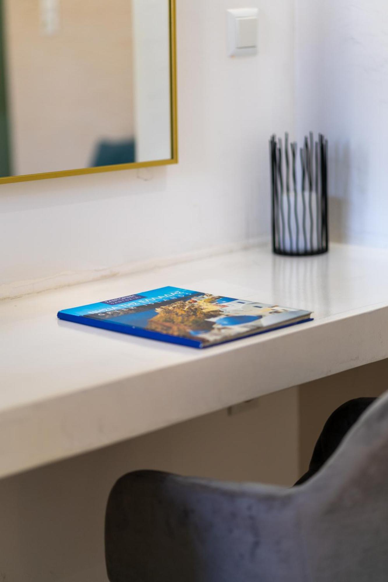 Oasis Suites Fira Екстериор снимка