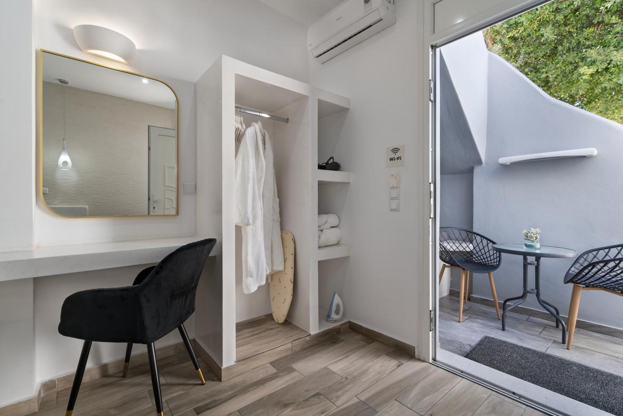 Oasis Suites Fira Екстериор снимка