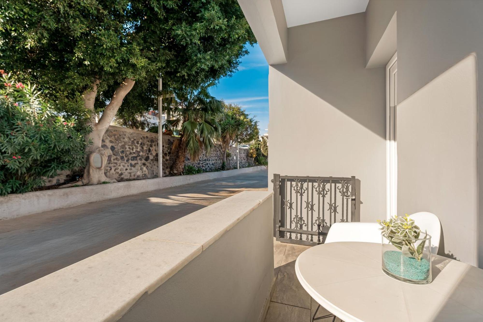 Oasis Suites Fira Екстериор снимка