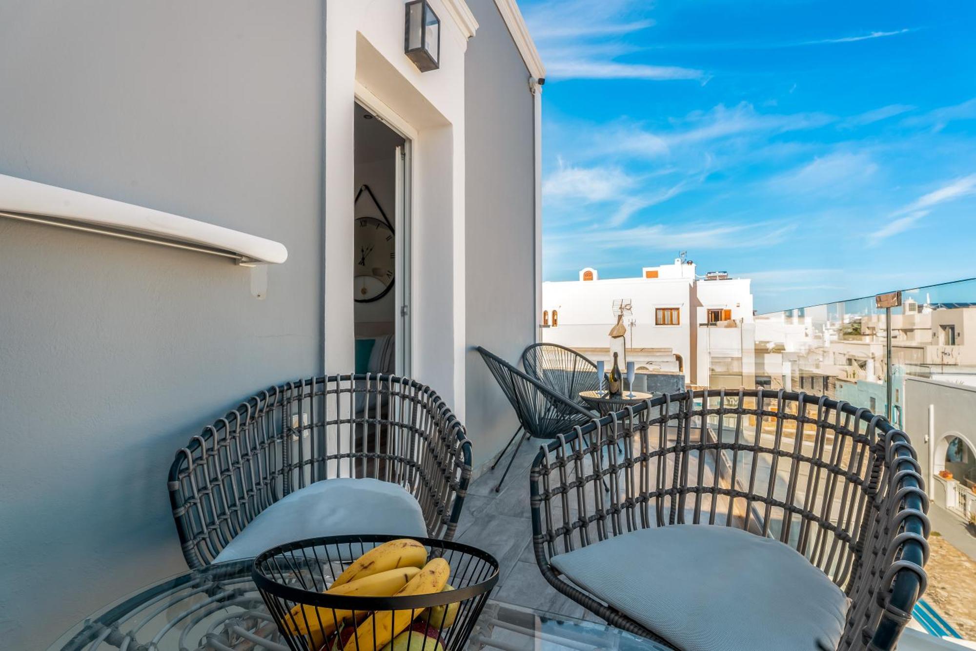 Oasis Suites Fira Екстериор снимка